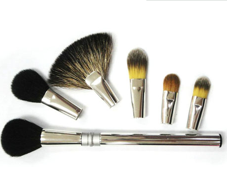 哪些化妝用品需要放冰箱保存？