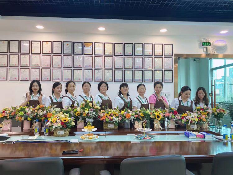 雅香麗化妝用品（深圳）有限公司   邀請(qǐng)專(zhuān)業(yè)插花師為員工講解插花技巧  