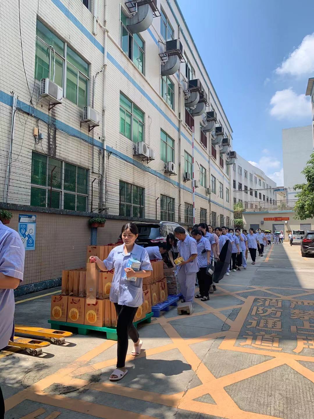 雅香麗化妝用品（深圳）有限公司預(yù)祝大家度過(guò)一個(gè)平安祥和、喜慶歡樂(lè)的中秋假期！