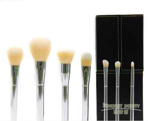 使用唇刷涂口紅，有哪些注意點(diǎn)？