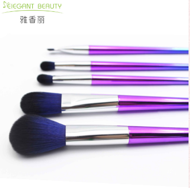 化妝刷有哪些不常見的使用方法？