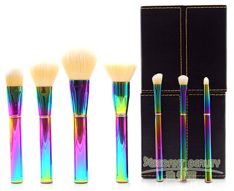 如何通過改變化妝刷的運用方法增添妝容層次感？