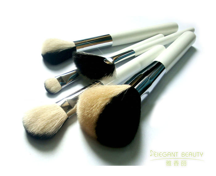 化妝刷的毛質(zhì)有哪些種類？各有什么優(yōu)缺點？