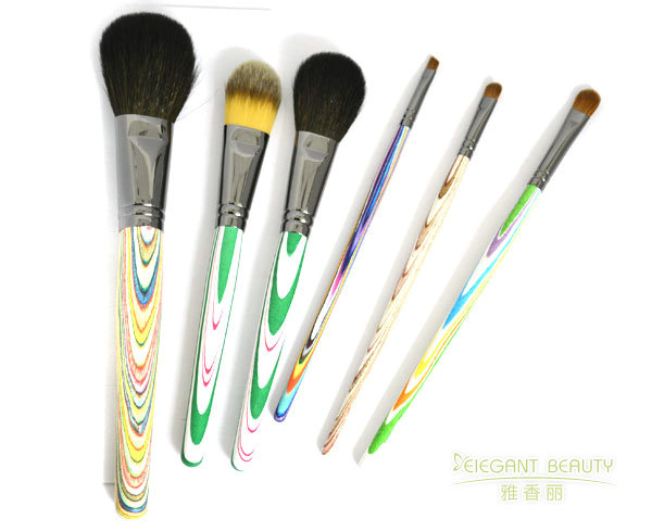 初學(xué)者應(yīng)該如何構(gòu)建自己的基礎(chǔ)化妝刷套裝？