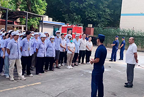 深圳市龍華區(qū)消防救援大隊消防應(yīng)急演練進(jìn)雅香麗 員工上演“火災(zāi)逃生”