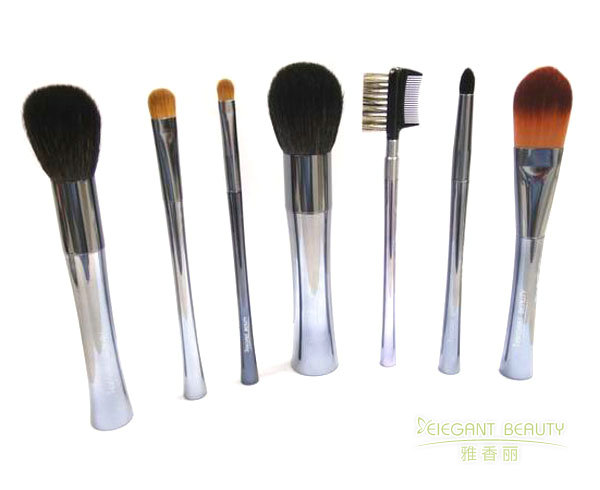 成套化妝刷中的每把刷子都有何特定用途？