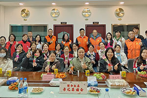 福城街道新和社區(qū)蒞臨雅香麗化妝用品（深圳）有限公司開(kāi)展“巾幗綻放.婦女權(quán)益保護(hù)法介紹”書(shū)記茶話會(huì)。